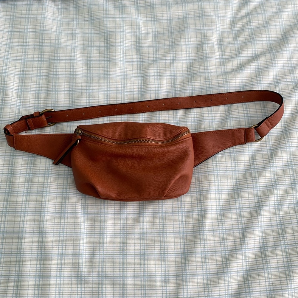 Universal threads waist belt pack